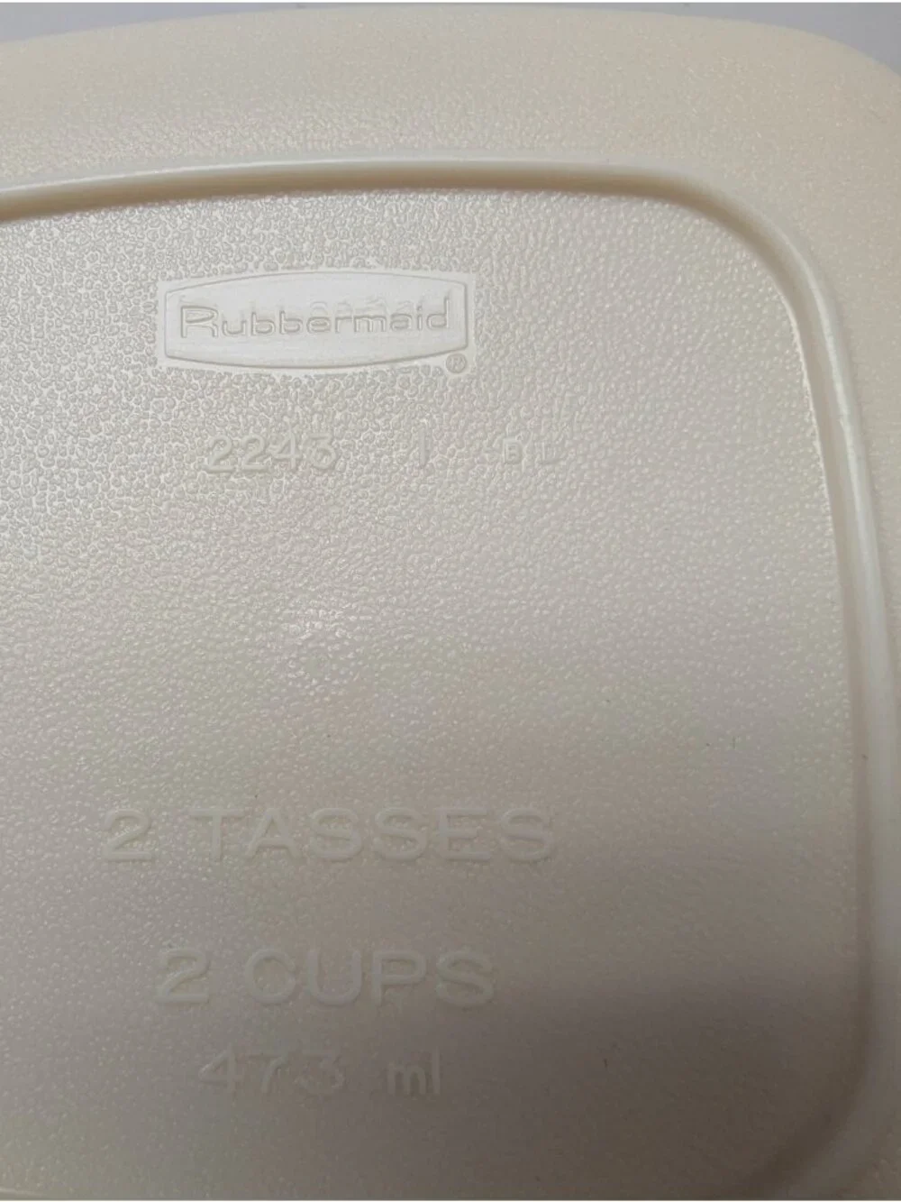 Rubbermaid 2 Cup Storage Container #2243 Square Servin Saver Almond Excellent